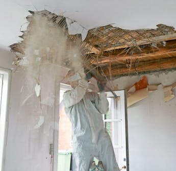 Ny gipsloft med synlige bjælker: Det gamle pudsede loft brækkes ned Ny gipsloft med synlige bjælker: Det gamle pudsede loft brækkes ned